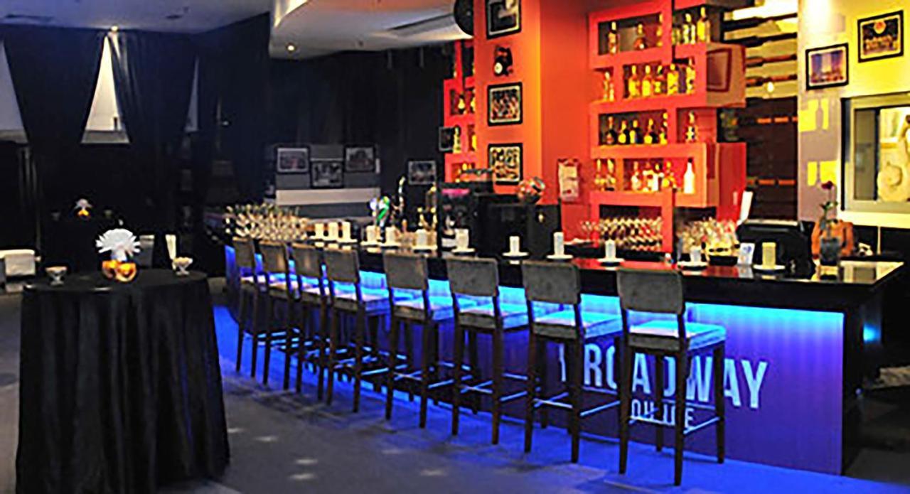 Rihanna Service At Times Square Pangsapuri *